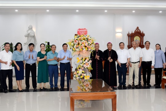 Lãnh đạo tỉnh Nghệ An chúc mừng Tòa Giám mục Giáo phận Vinh nhân dịp Lễ Phục sinh 