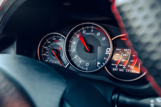 Nếu bạn lái xe số tự động, hãy bỏ ngay những thói quen này