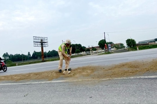 Cảnh sát giao thông kịp thời khắc phục sự cố xe ô tô để dầu rò rỉ trên Quốc lộ 1A