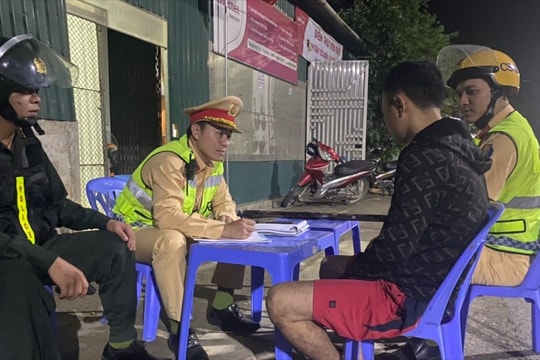 2 người đàn ông ở Kỳ Sơn tàng trữ súng săn trái phép