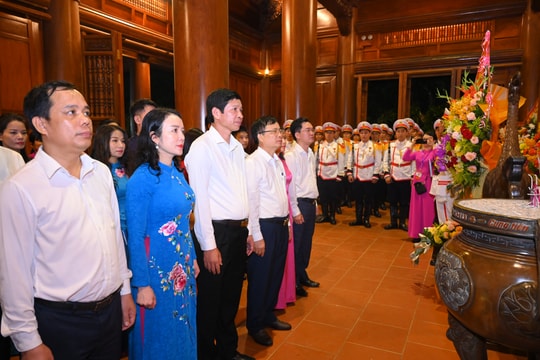 Ban tổ chức Lễ hội Làng Sen năm 2024 dâng hoa, dâng hương tưởng niệm Chủ tịch Hồ Chí Minh