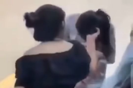 Nữ sinh lớp 8 ở Nghệ An bị đánh hội đồng