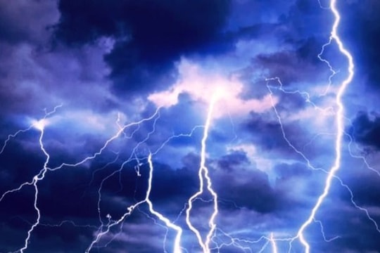 Ra đồng dắt bò về tránh mưa, người phụ nữ bị sét đánh tử vong