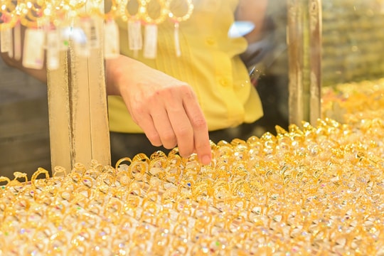 Vàng trong nước giảm mạnh phiên cuối tuần; USD tiếp đà hồi phục