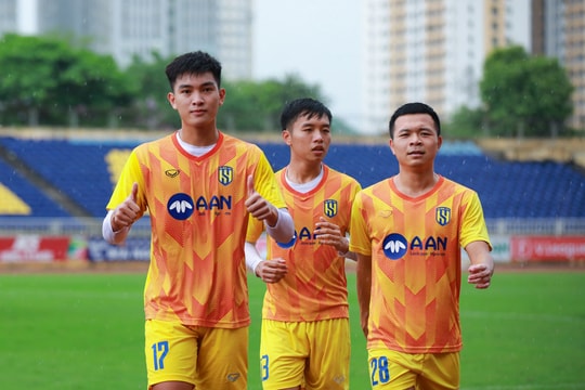 Tân Huấn luyện viên trưởng Sông Lam Nghệ An tạo hứng khởi cho các cầu thủ trước vòng 18 V.League