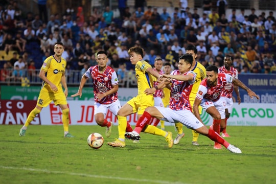 Sông Lam Nghệ An bị cầm hoà trong ngày ra mắt của huấn luyện viên Phạm Anh Tuấn