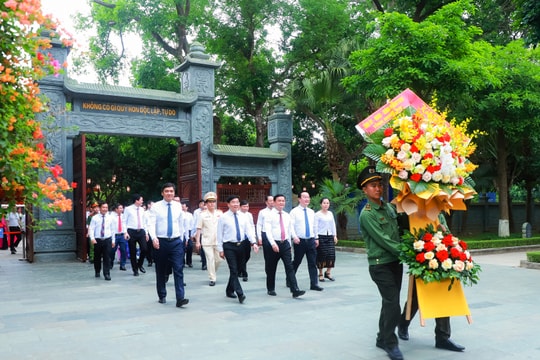 Lãnh đạo tỉnh Nghệ An dâng hoa, dâng hương tưởng niệm Chủ tịch Hồ Chí Minh nhân kỷ niệm 134 năm ngày sinh của Người