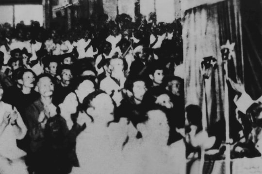 Quê hương nghĩa trọng tình cao/Năm mươi năm ấy biết bao nhiêu tình...