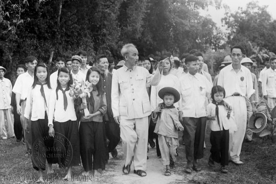 Những bức thư, điện, bài nói chuyện, bài báo Bác Hồ dành cho quê hương Nam Đàn