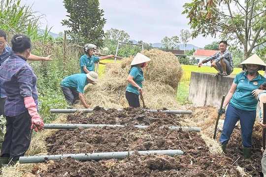 Nông dân Nghệ An 'biến' rơm rạ thành phân hữu cơ