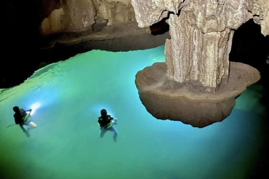 Phát hiện hồ nước trong vắt, 'treo' lơ lửng