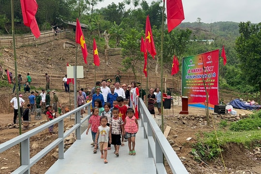 Khánh thành cầu quân dân tại Tương Dương