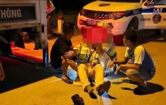 Nam thanh niên lao xe vào cảnh sát giao thông để 'thông chốt' kiểm tra nồng độ cồn