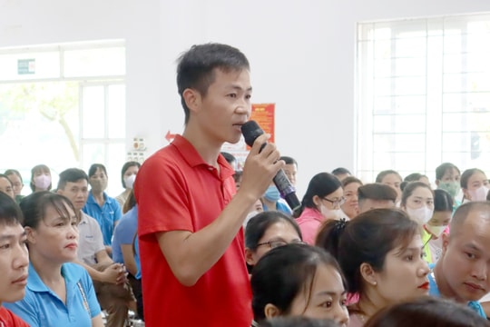 Lắng nghe ý kiến của công nhân