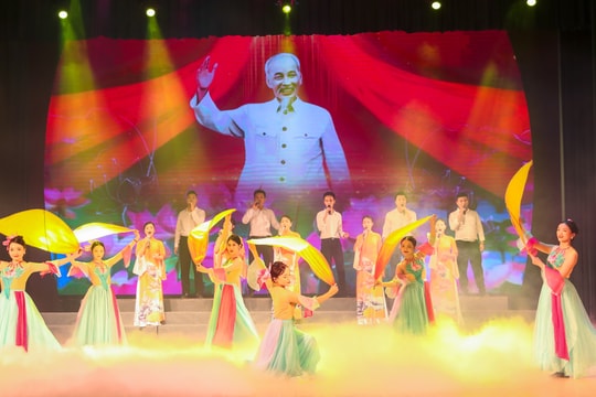 20 đoàn nghệ thuật quần chúng tham gia Liên hoan Tiếng hát Làng Sen năm 2024