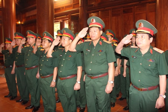 Đảng ủy, Bộ Tư lệnh Quân khu 4 dâng hoa, dâng hương tưởng niệm Chủ tịch Hồ Chí Minh tại Khu di tích Kim Liên, Nam Đàn