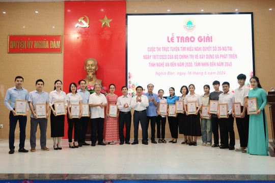 Huyện Nghĩa Đàn trao giải Cuộc thi trực tuyến tìm hiểu Nghị quyết số 39-NQ/TW Bộ Chính trị về phát triển tỉnh Nghệ An