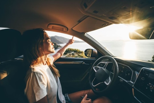 Mẹo rẻ tiền giúp làm sạch kính lái, không còn vết lem khi đi ngược nắng