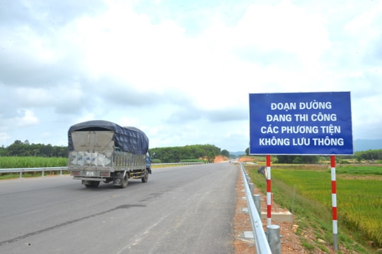 Nhiều phương tiện 'vô tư' qua lại dù đường N5 kéo dài vẫn chưa thi công xong