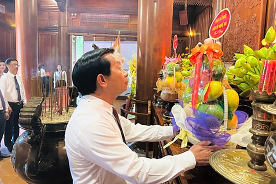 Ban Tổ chức Tỉnh ủy Nghệ An dâng hoa, dâng hương tưởng niệm Chủ tịch Hồ Chí Minh