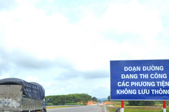 Xe cộ tự ý qua lại trên đường N5 kéo dài đang thi công