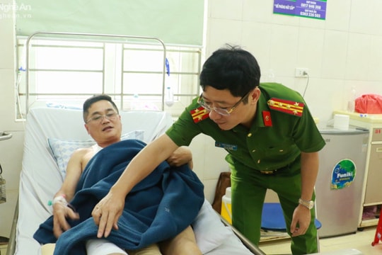 Lãnh đạo Công an Nghệ An thăm hỏi cán bộ cảnh sát giao thông bị thương khi làm nhiệm vụ
