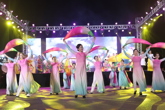 Sôi động quảng diễn đường phố 'Quê hương mùa Sen nở' tại phố đi bộ Vinh