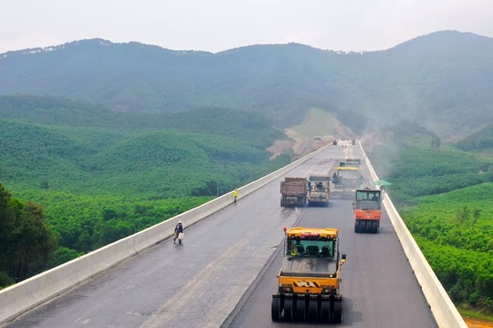 Thủ tướng Chính phủ yêu cầu thi công '3 ca, 4 kíp' để hoàn thành đường bộ cao tốc Diễn Châu - Bãi Vọt đúng tiến độ