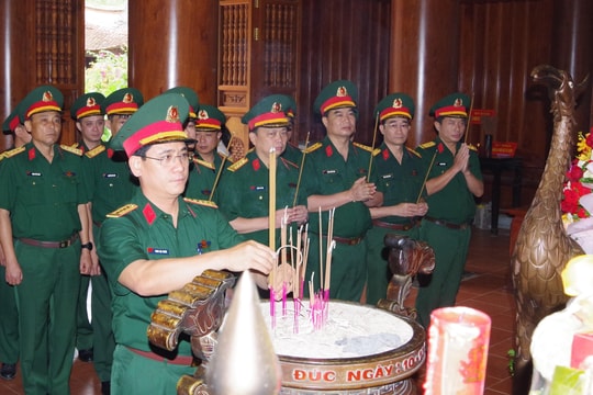 Đảng ủy Bộ Chỉ huy Quân sự tỉnh Nghệ An dâng hoa, dâng hương tưởng niệm Chủ tịch Hồ Chí Minh