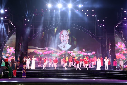 Chương trình Nghệ thuật bế mạc Lễ hội Làng Sen năm 2024 'Từ Làng Sen đến thành phố Hồ Chí Minh'