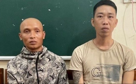 Bắt 2 đối tượng mua bán ma túy điều khiển xe mô tô lao thẳng vào lực lượng công an