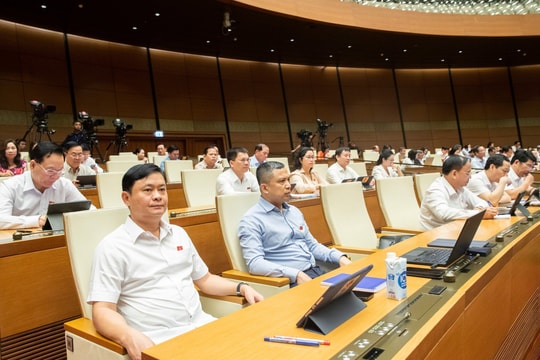 Quốc hội thảo luận tại hội trường về một số nội dung còn ý kiến khác nhau của Dự thảo Luật Đường bộ