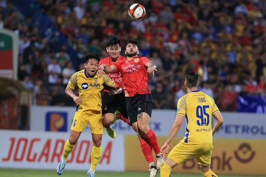 Sông Lam Nghệ An và nỗi lo ở vị trí hậu vệ cánh phải