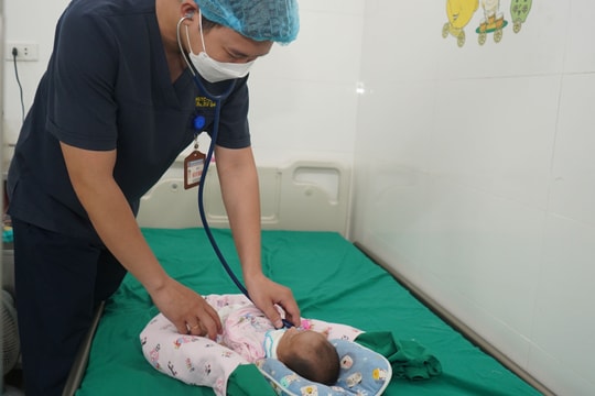 Bệnh viện Sản Nhi Nghệ An cứu sống trẻ sinh non bị dị tật khe hở thành bụng, nội tạng ngoài cơ thể