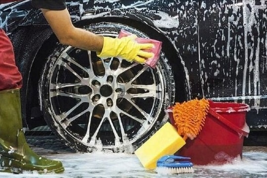 Có nên dùng bột giặt, nước rửa chén để rửa ô tô? 