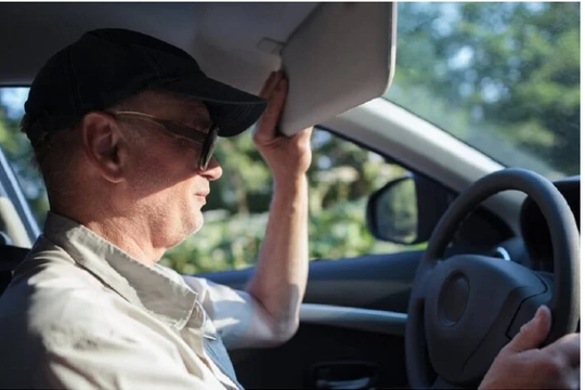 Cách đơn giản ngăn lóa kính lái khi nắng gắt