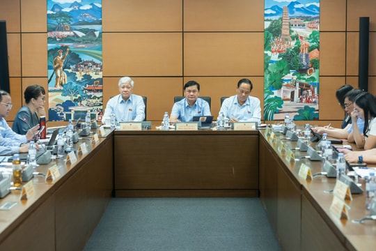 Đoàn ĐBQH Nghệ An thảo luận tại tổ về phát triển kinh tế - xã hội và ngân sách nhà nước