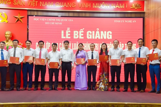 Trao bằng tốt nghiệp lớp cao cấp lý luận chính trị khóa học 2022 - 2024 tại Nghệ An