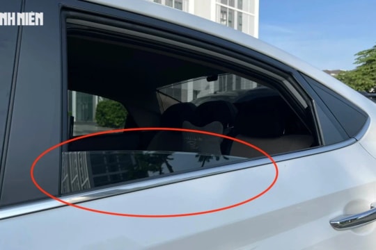 Vì sao kính cửa sổ phía sau trên một số ô tô không thể hạ xuống hết?