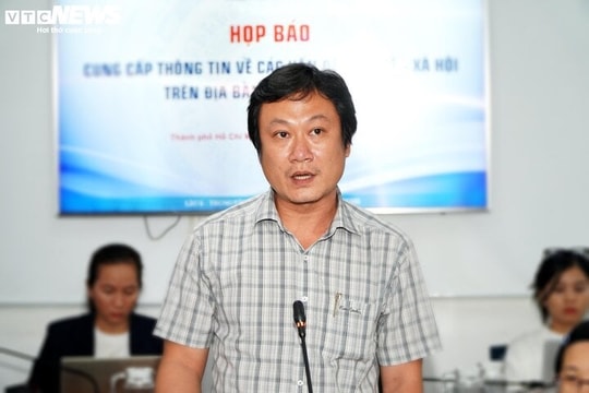 Trang phục 'lạ' của Đàm Vĩnh Hưng không phù hợp với văn hóa Việt Nam