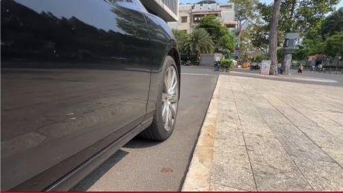Cách chuẩn đỗ bánh xe sát lề đường