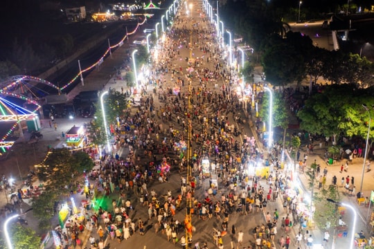 Nhộn nhịp phố đêm Cửa Lò