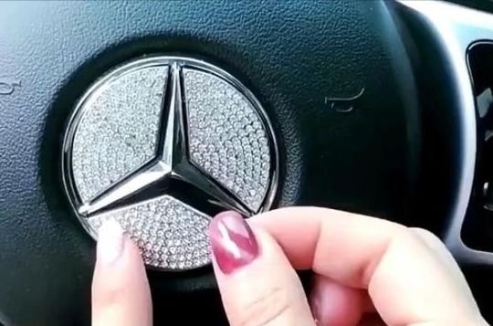 Đồ vật trang trí trên vô-lăng ô tô có thể đe dọa tính mạng người lái