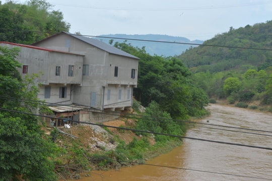 Bất chấp nguy hiểm, nhiều hộ dân ở Kỳ Sơn vẫn xây dựng nhà mới ven bờ sông, suối 