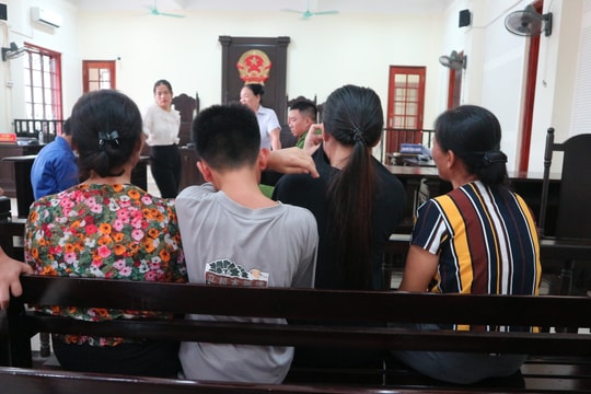 Ngày đền tội của người cha trốn nã và giọt nước mắt của đàn con thơ