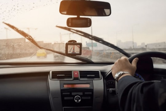 Cách xử lý khi cần gạt mưa của xe hoạt động không chịu dừng?