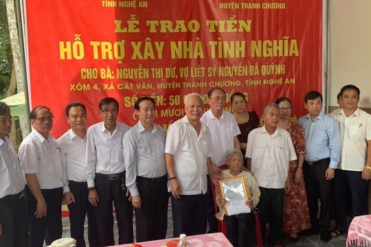 Trao 50 triệu đồng xây dựng nhà tình nghĩa ở Thanh Chương