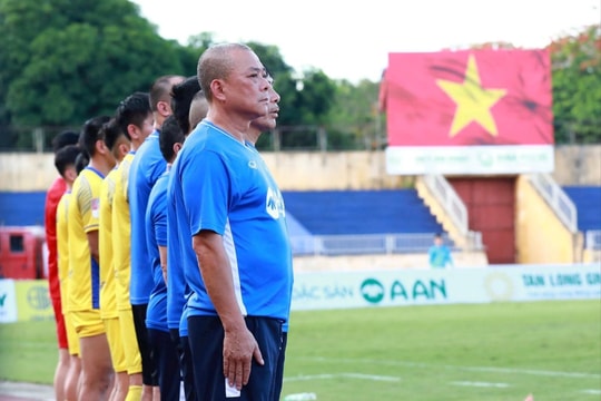 Tân huấn luyện viên trưởng Sông Lam Nghệ An Phạm Anh Tuấn được đề cử huấn luyện viên xuất sắc nhất tháng 5