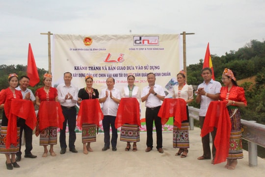 Khánh thành cầu Khe Chon vào khu tái định cư ở Con Cuông (Nghệ An)