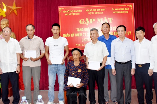 Tặng quà Mẹ Việt Nam anh hùng, thân nhân liệt sĩ ở huyện Nghi Lộc